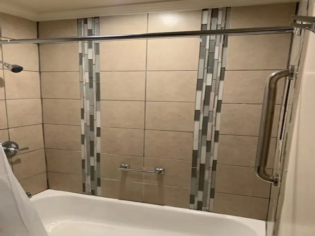 Ensemble douche/baignoire, sèche-cheveux, serviettes fournies, savon