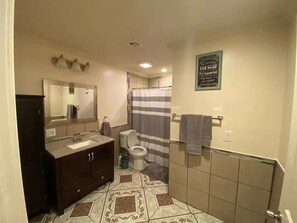 وحدات دش مع أحواض استحمام، مجففات شعر، مناشف، صابون