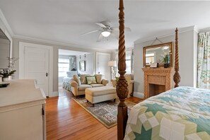 1 habitación, tabla de planchar con plancha y cuna de viaje