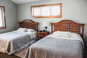 3 bedrooms, iron/ironing board, free WiFi, bed sheets - Disciples Village Condo - Steps to Boyneland Run (boyne mountain)