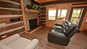 Smart TV, fireplace - LOVER'S LOFT - PRIVATE ANTIQUE LOG CABIN BETWEEN GBURG & PF WITH GREAT VIEWS!!! (Gatlinburg)