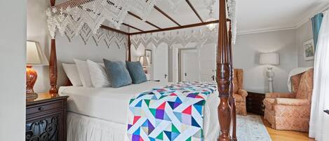 1 soverom, skrivebord, strykejern/-brett og reiseseng for barn