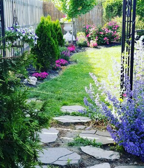 Property grounds - Charming cottage within walking distance to downtown waterfront (Sandusky)