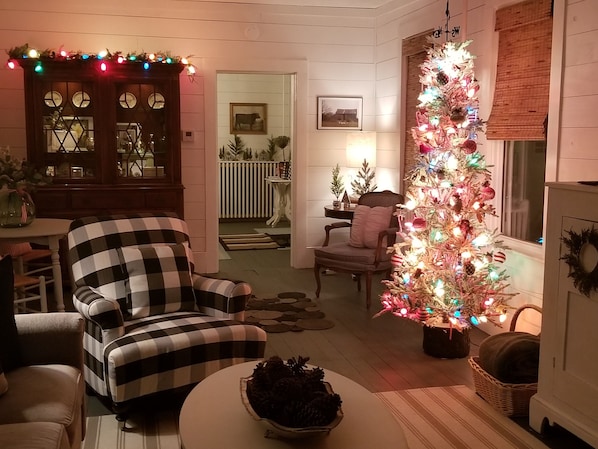 Interior - Charming cottage within walking distance to downtown waterfront (Sandusky)