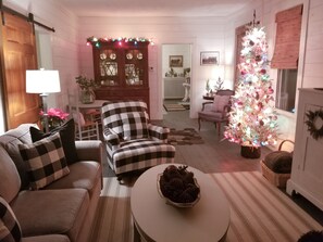 Smart TV - Charming cottage within walking distance to downtown waterfront (Sandusky)