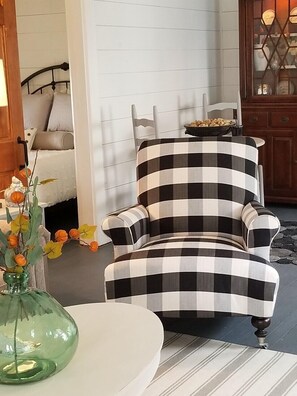 2 bedrooms, iron/ironing board, free WiFi, bed sheets - Charming cottage within walking distance to downtown waterfront (Sandusky)