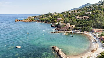 Plage, chaises longues, serviettes de plage