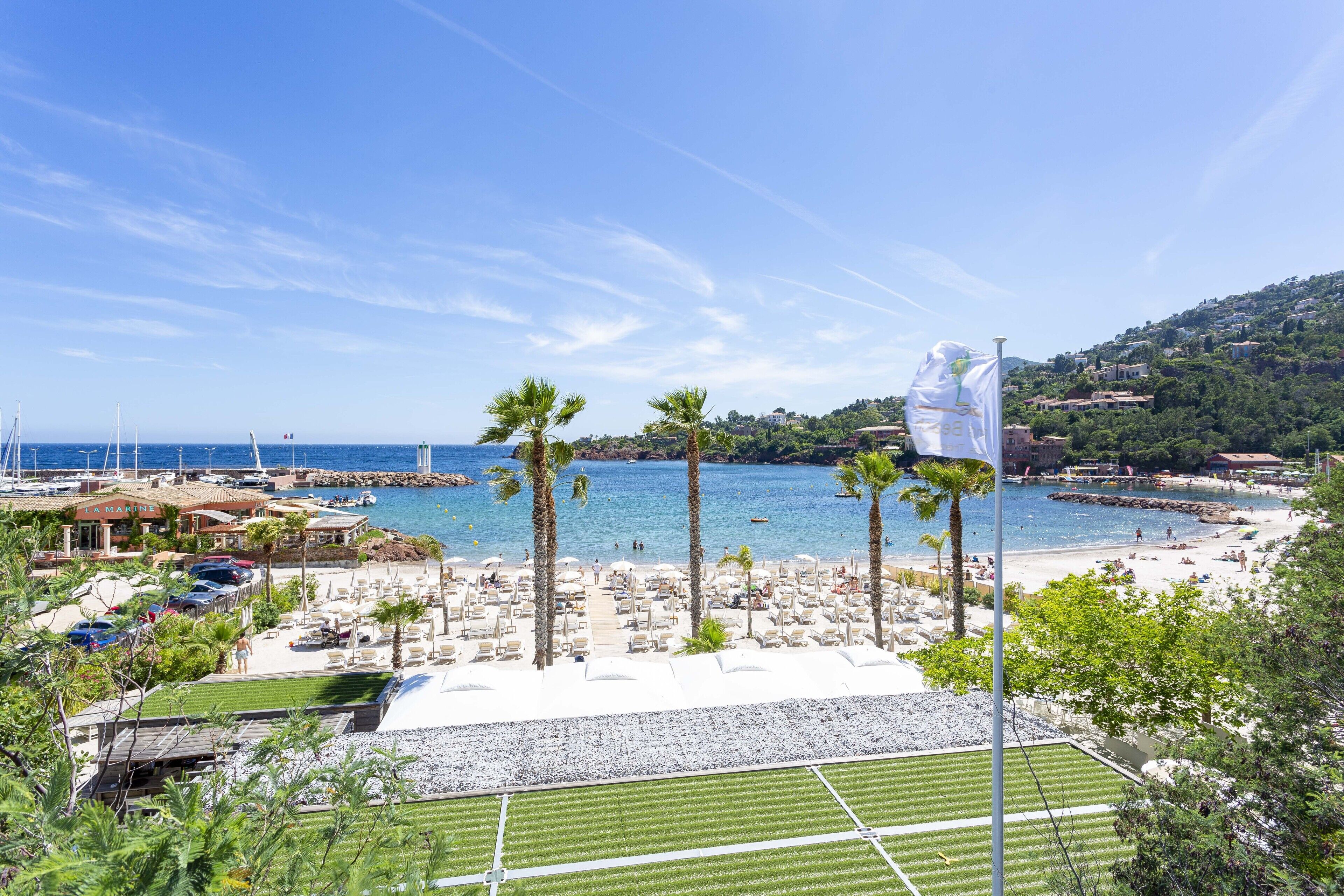 Plage, chaises longues, serviettes de plage