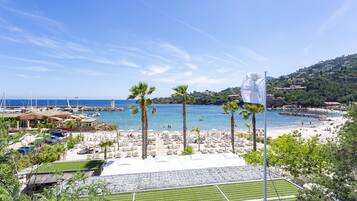 Plage, chaises longues, serviettes de plage
