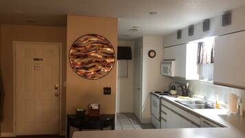 雪櫃、微波爐、焗爐、爐具