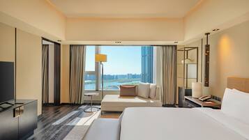 Suite Premier | Ropa de cama de alta calidad, caja fuerte, escritorio y cortinas opacas