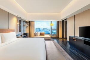 尊贵套房, 河景 | 高档床上用品、客房内保险箱  、办公桌、遮光窗帘