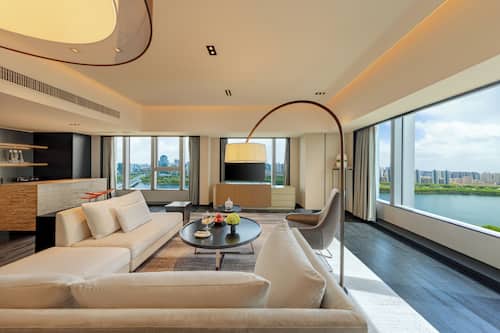Premier Suite | Premium bedding, in-room safe, desk, blackout drapes