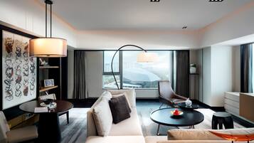 Premium-sengetøj, pengeskab på værelset, skrivebord