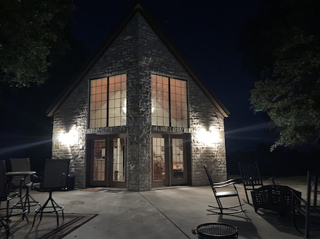 Exterior. ANTLER OAKS CABIN