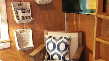 Smart-tv, een open haard, videospelletjes en een dvd-speler