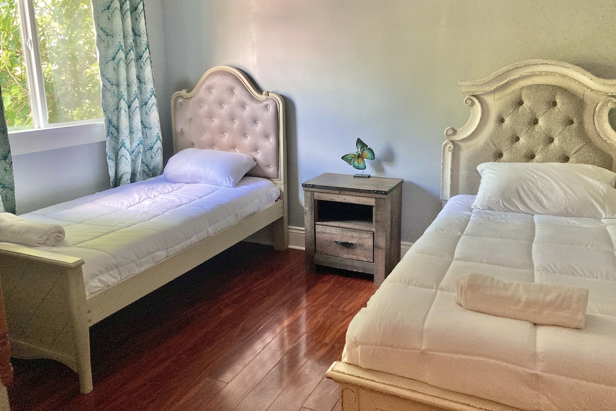 Phòng, 2 giường đơn | Trang trí khác biệt, trang bị nội thất với thiết kế riêng biệt