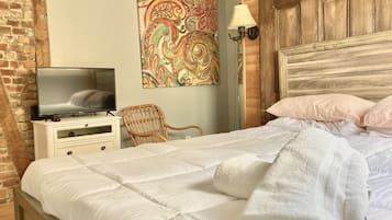 Habitación, 1 cama Queen size | Decoración personalizada, muebles diferentes y cortinas blackout