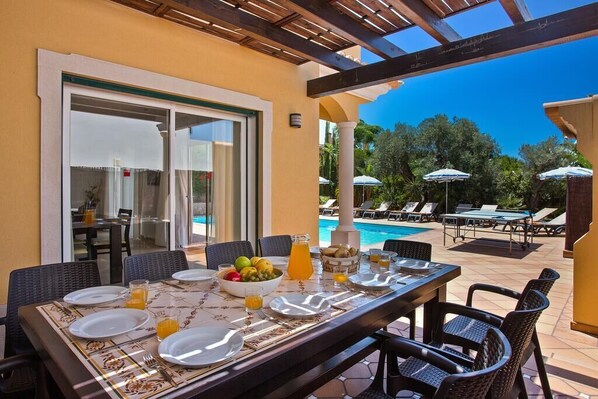 Outdoor dining - Norvilla B (Guia)