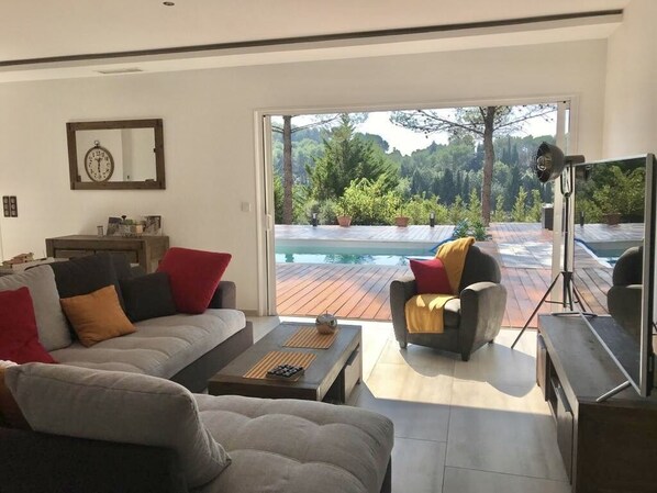 Televisio, pöytätennispöytä