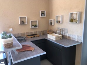 Jääkaappi, mikroaaltouuni, uuni, liesi