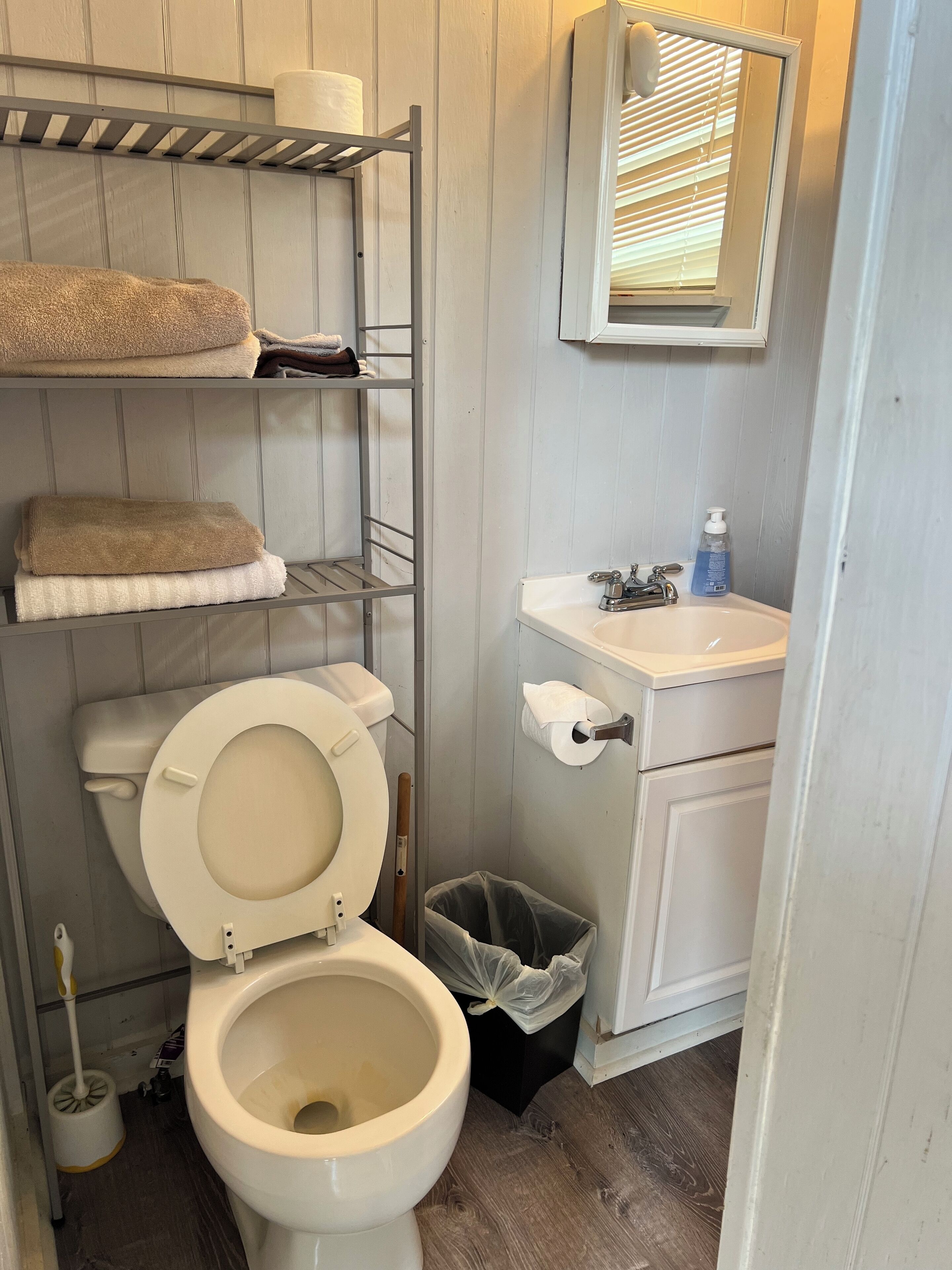 Douche, serviettes fournies, savon, shampooing