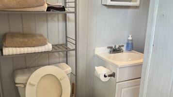 Dusj, håndklær, såpe og sjampo