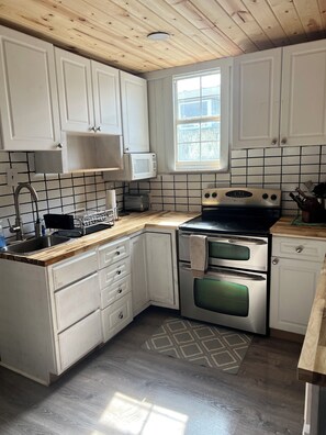 Fridge, microwave, oven, stovetop - Stay and experience some of the best fishing and duck hunting in the world. (Venice)