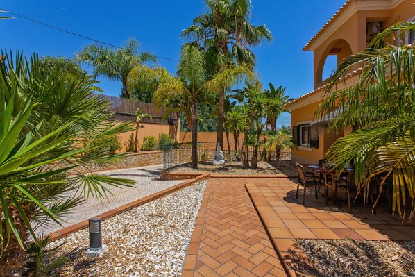 Outdoor dining - Villa Norca C (Guia)