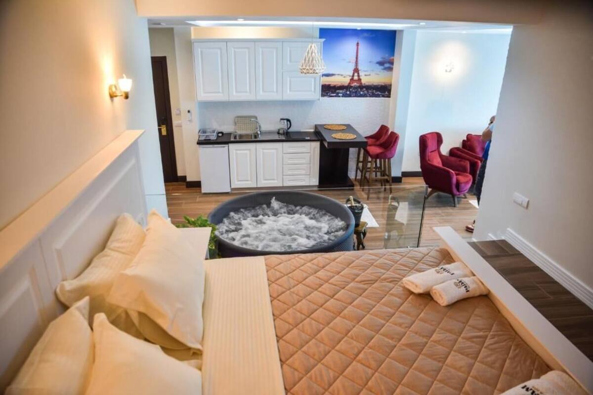Deluxe Apartment (205) | Living area | Flat-screen TV