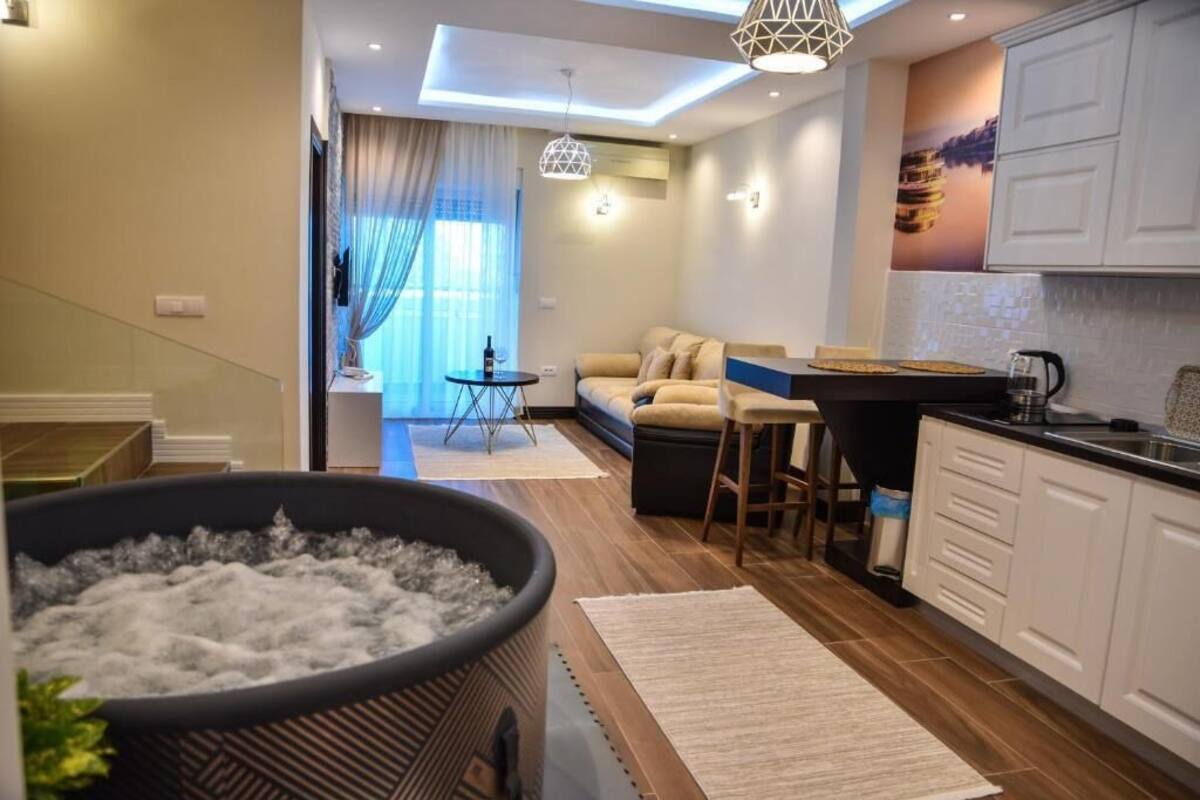 Deluxe Apartment (204) | Living room | Flat-screen TV