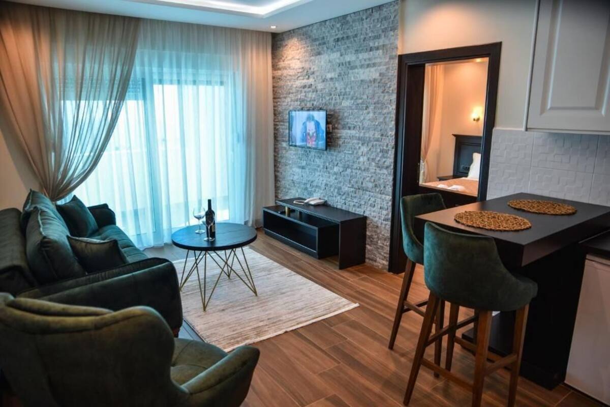 Apartment, 1 Bedroom (302) | Living area | Flat-screen TV
