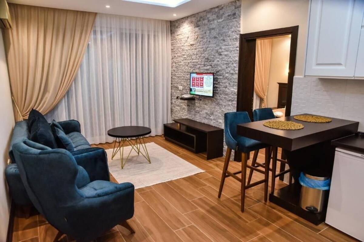 Apartment, 1 Bedroom (202) | Living room | Flat-screen TV