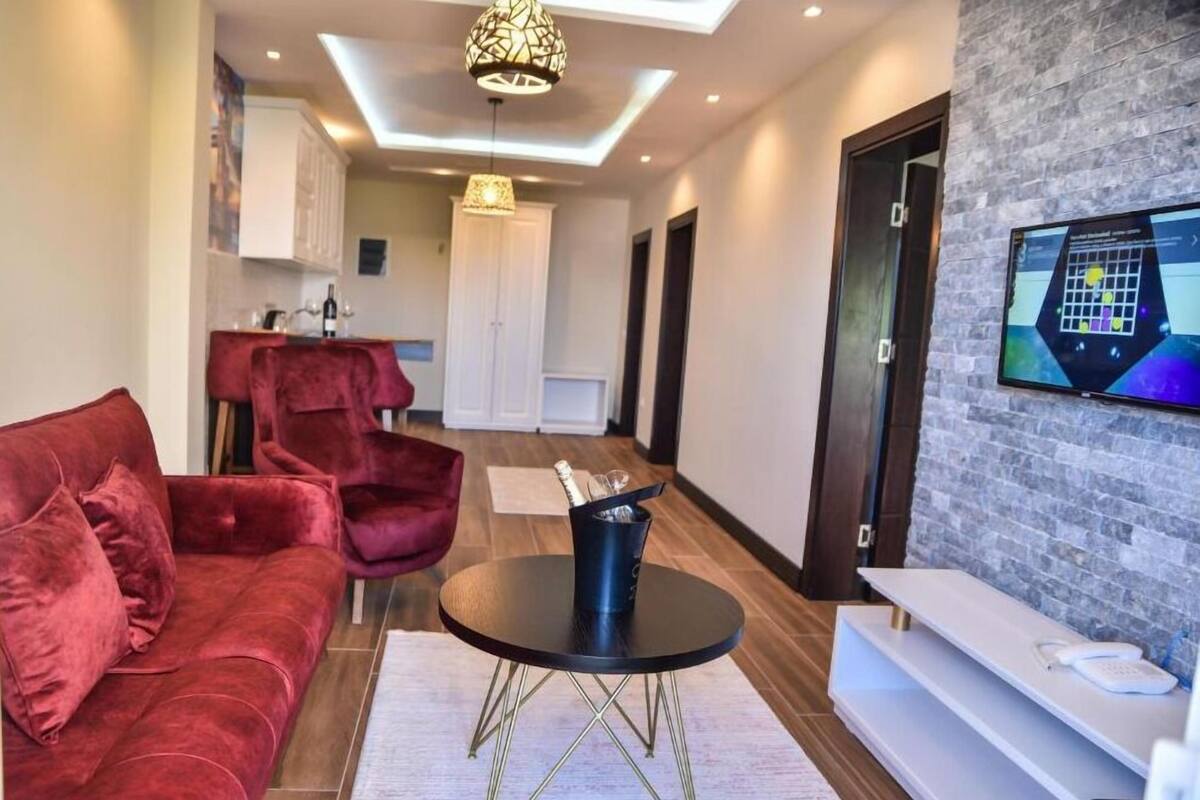 Superior Apartment (304) | Living area | Flat-screen TV