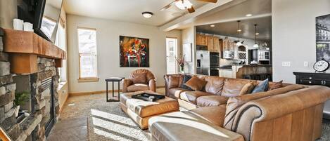 TV connectée, cheminée, table de tennis de table, livres