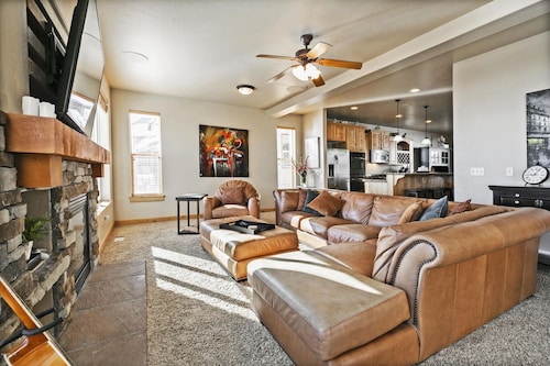 5BR Family Retreat! - Mountain Views! - 1 Mile to Slopes and Shops!