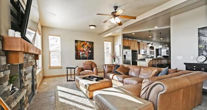 5BR Family Retreat! - Mountain Views! - 1 Mile to Slopes and Shops!