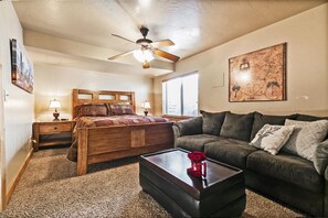 5 Schlafzimmer, Schreibtisch, Bügeleisen/Bügelbrett, Reisekinderbett