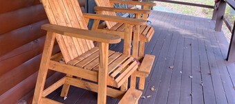 Cozy 3 bedroom log cabin in a scenic country setting. Very private