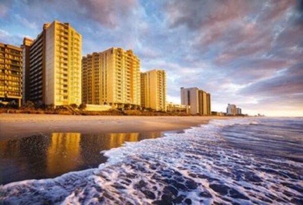 En la playa, camastros y toallas de playa