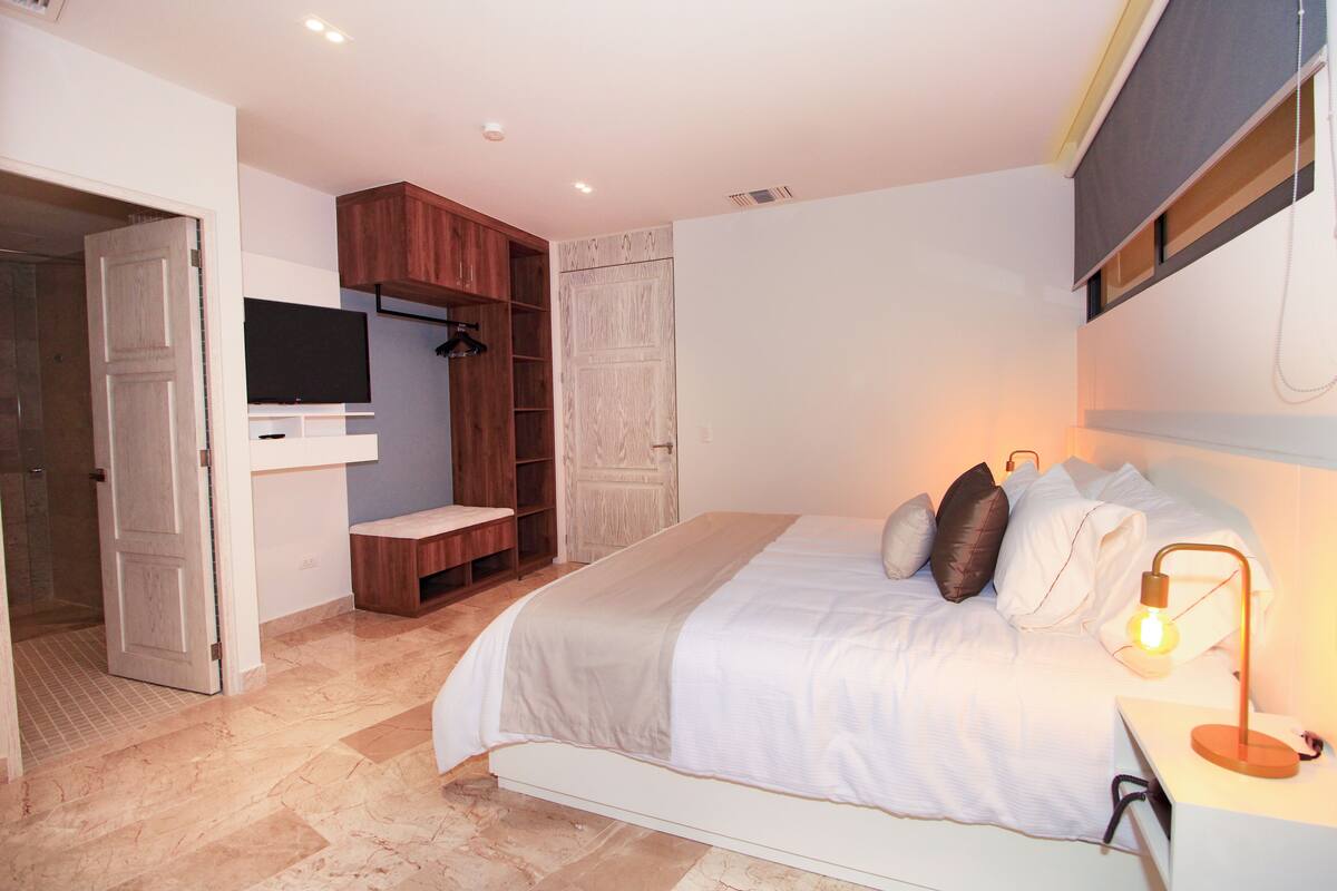 Habitación de lujo, 1 cama King size, baño privado | 2 habitaciones y caja de seguridad en la habitación