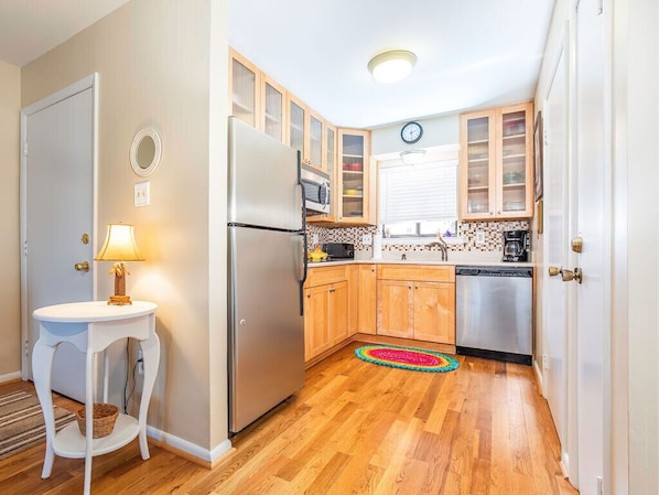 Fridge, microwave, stovetop, dishwasher