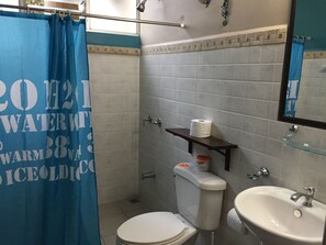 Familienzimmer | Badezimmer | Dusche, Handtücher