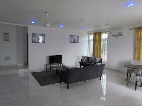Smart TV. Queen-sized 2 bedroom Apt near Accra @ Victoria Grand apartments