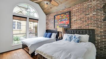 5 habitaciones, tabla de planchar con plancha y cuna de viaje