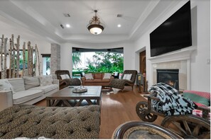 Een smart-tv, een open haard, videogames en Netflix