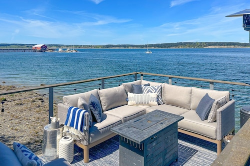 Waterfront family-friendly home w/bay views, firepit, deck, & gas fireplace