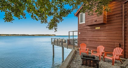 Waterfront family-friendly home w/bay views, firepit, deck, & gas fireplace