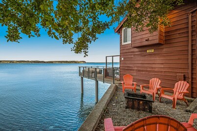 Waterfront family-friendly home w/bay views, firepit, deck, & gas fireplace