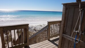 Un ponte di legno con vista sulla spiaggia e sull'oceano.